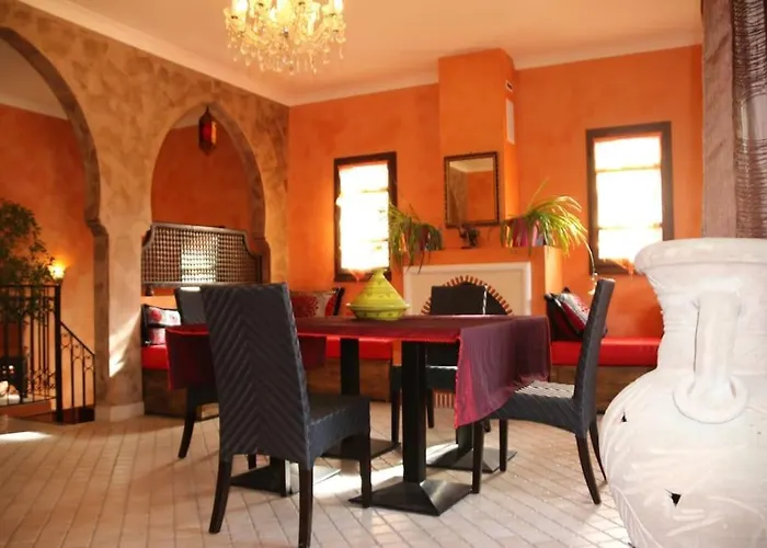 Riad Ifrane, 7 Au Village Naturiste Couple Only